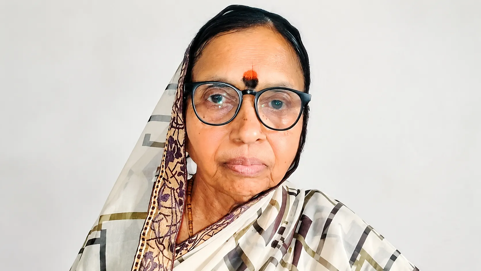 75-Year-Old Woman from Wai Demonstrates Remarkable Dedication
