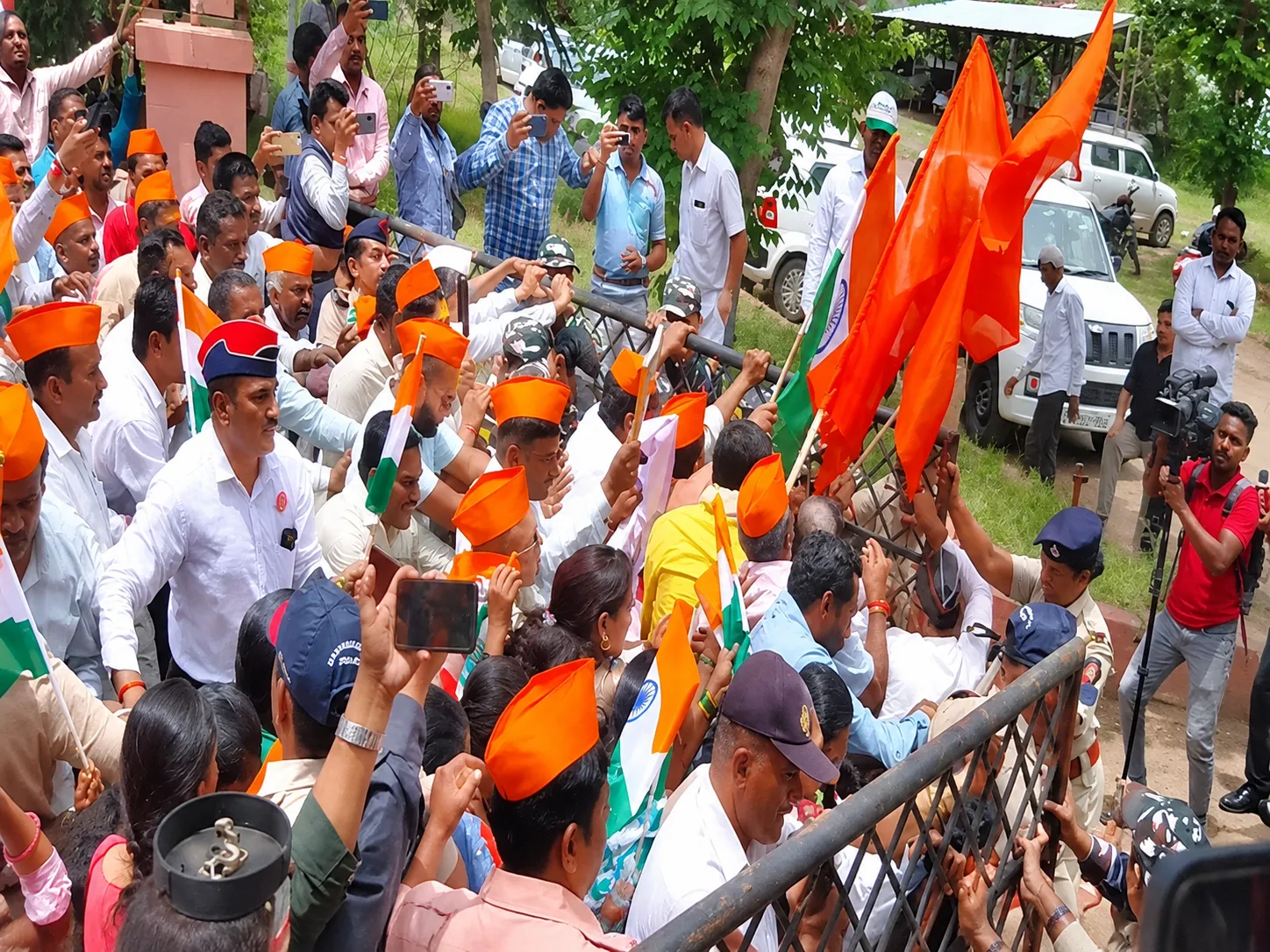 Kolhapur: Ex-Servicemen and Farmers Protest at MIDC Office, Break Gates in Shirol