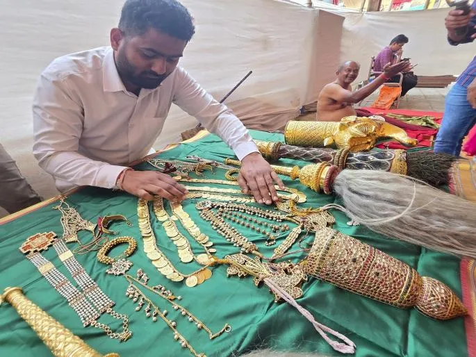 Splendor of Navratri 2026: Golden Glow for Ornaments and Deep