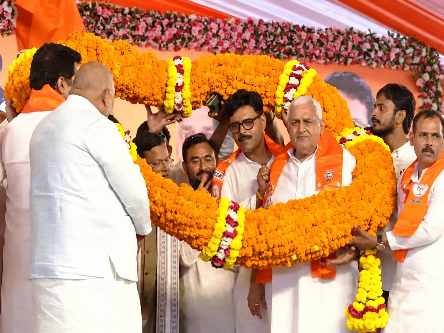 Big Blow to Samajwadi Party in Uttar Pradesh as Three Rebel MLAs Join the BJP