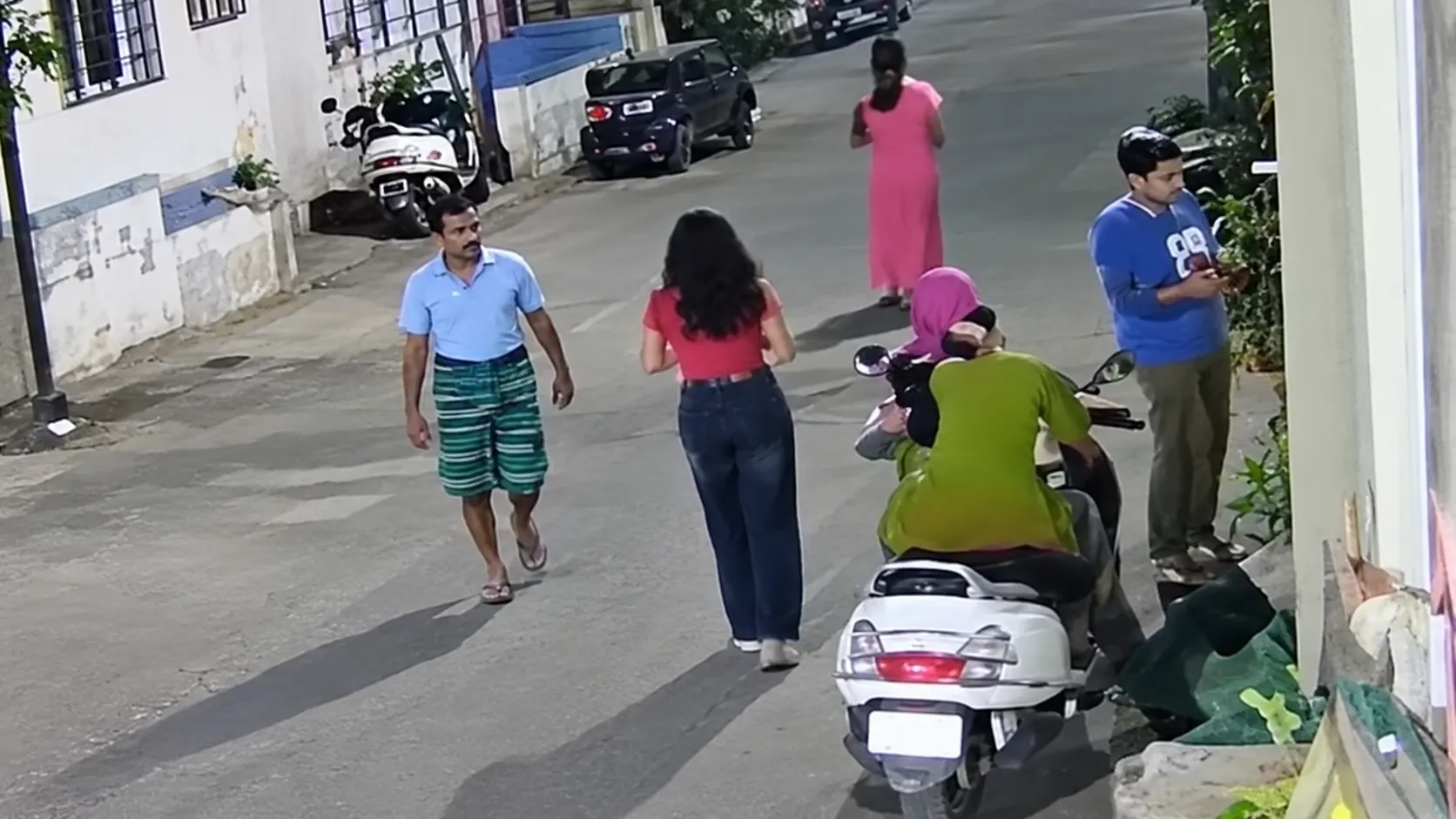 Shocking Attempt to Abduct Young Woman in Crowded Pune Area;