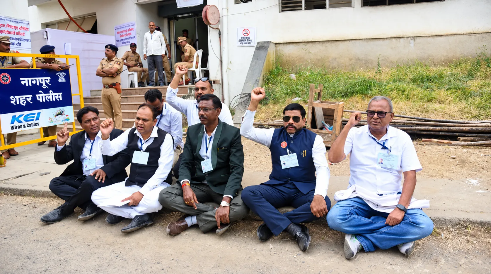 Protest at Nagpur Graduate Constituency Counting Centre: