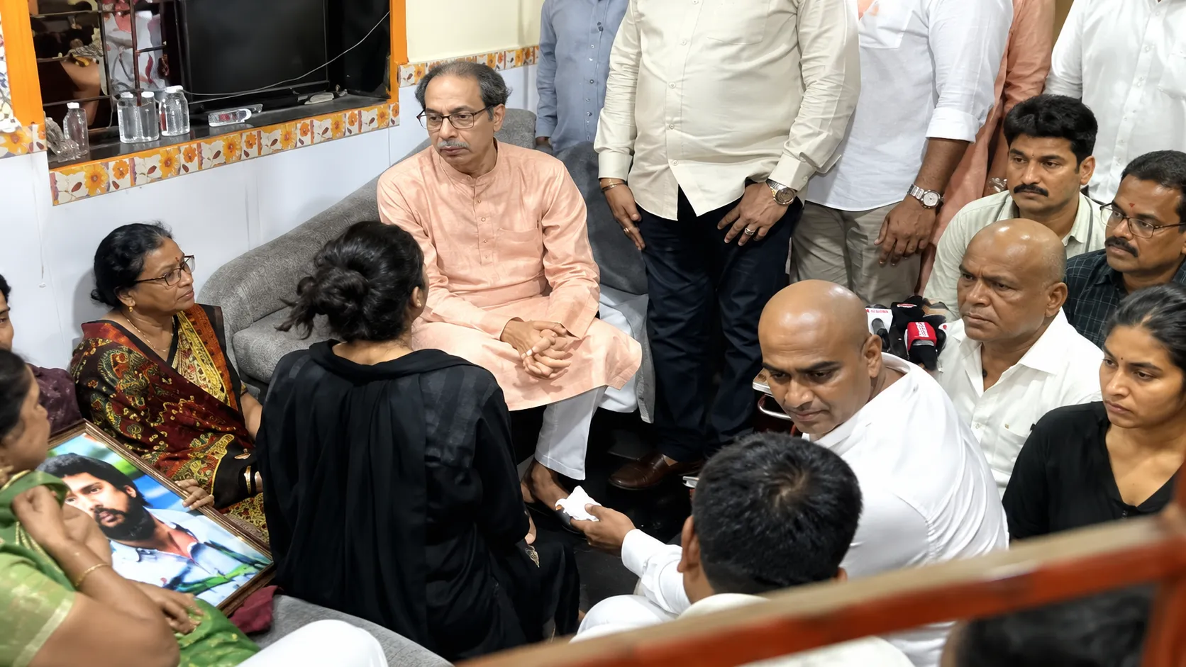 Uddhav Thackeray Visits Slain Shiv Sena Leader Pradeep Purnekar's Family in Thane,