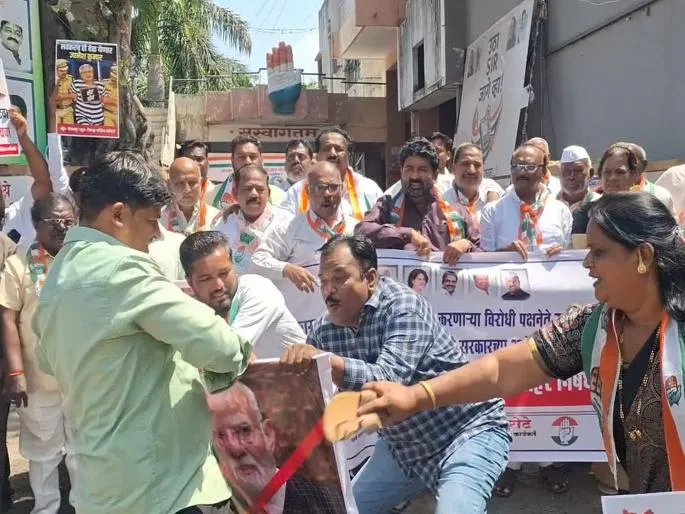 Aggressive Protests by Solapur Congress Over Rahul-Priyanka Arrest: Heavy Clash