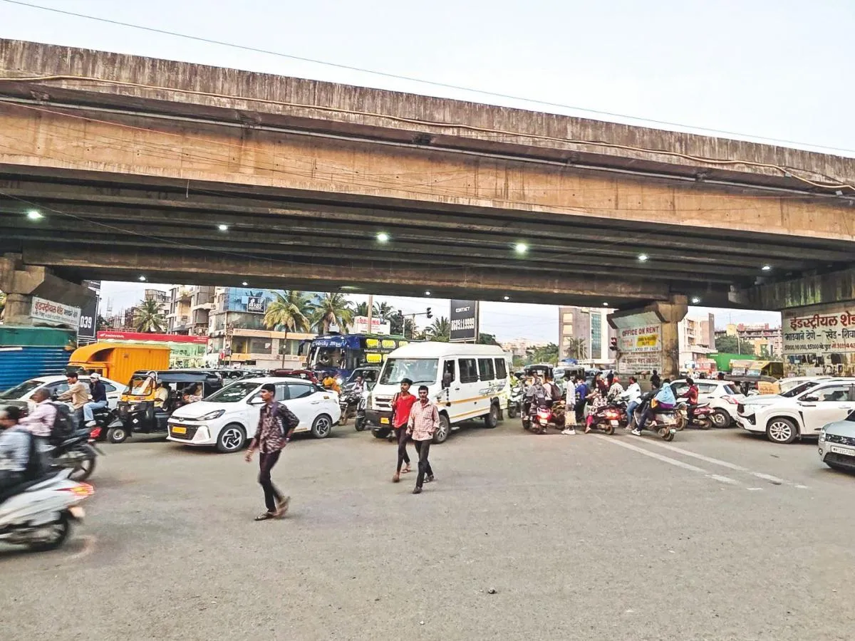 Widespread Traffic Violations Under Pune's Navale Bridge: Motorists Flout Zebra Crossings
